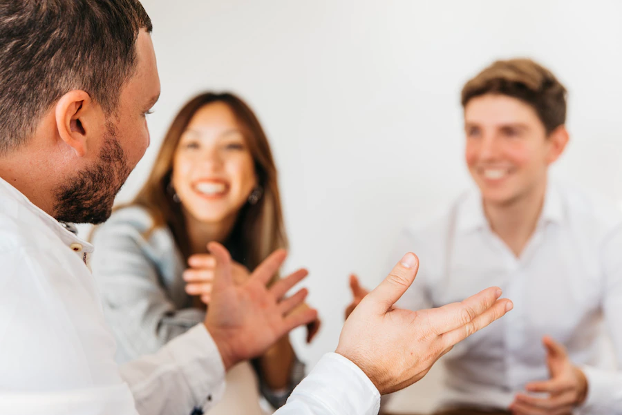 Personas conversando en una reunión